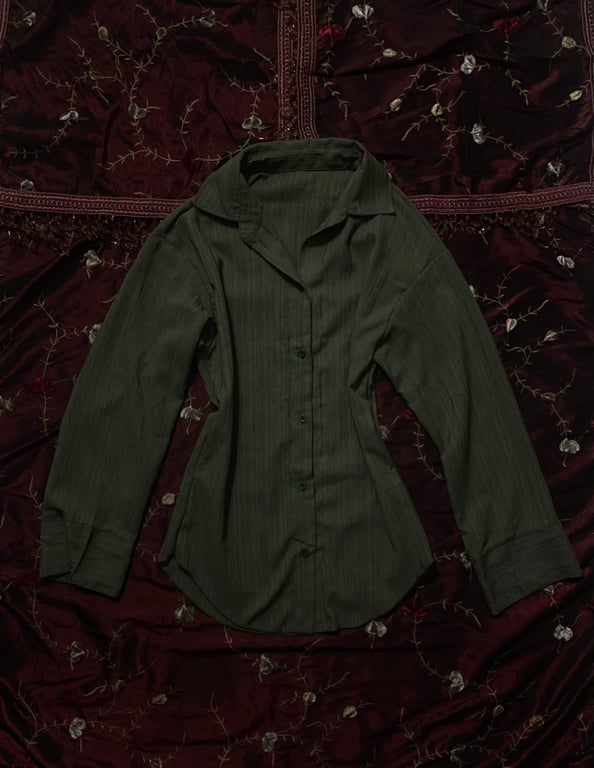 Unknown — Green buttoned fitted shirt (Size S, Like new)
