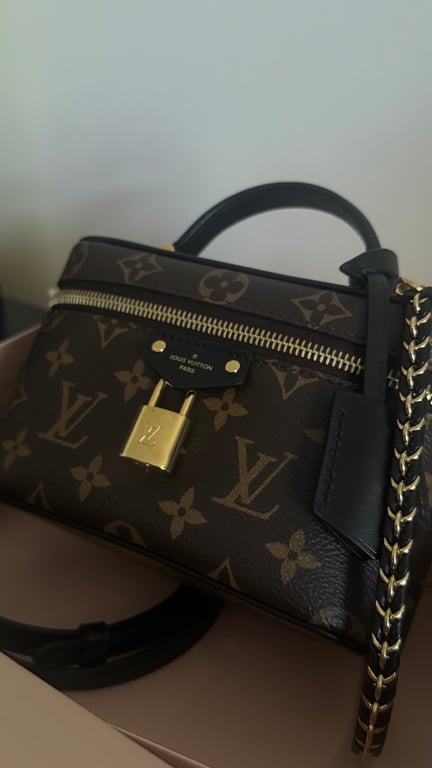 Louis Vuitton — Louis Vuitton (المقاس One Size, شبه جديد)