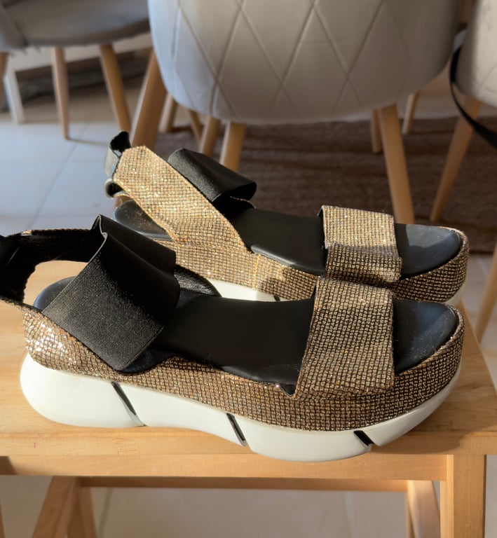 Elena Iachi — Elena Iachi (Italian Brand) Sandals (Size EU 38, Good)
