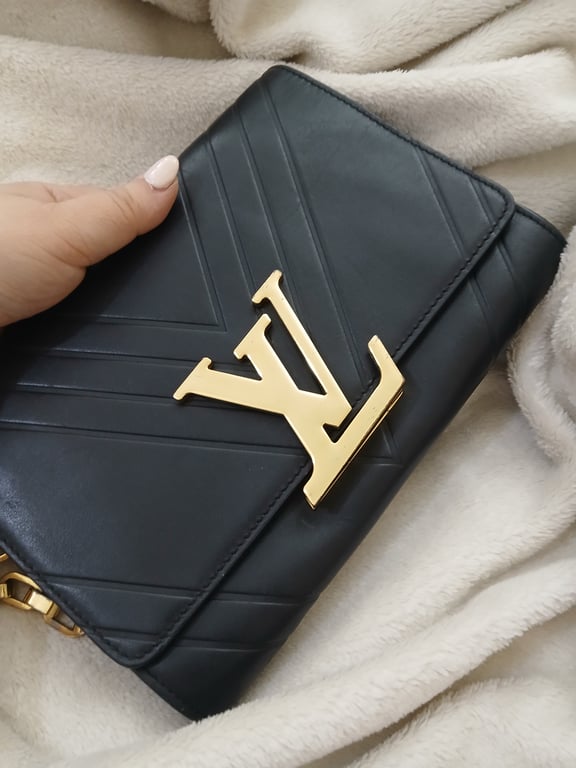 Louis Vuitton — Louis Vuitton Black Leather Shoulder Bag (المقاس One Size, مقبول)