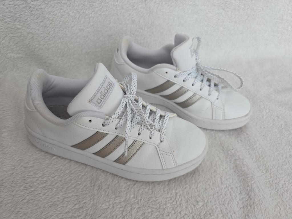 Adidas — Adidas Classic Trainers Beige/Bronze and White (Size EU 37, Good)