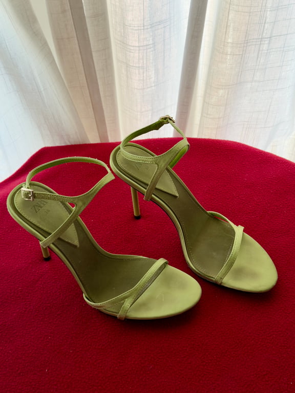 Zara — Zara Olive Green Heels (Size 38, Good)