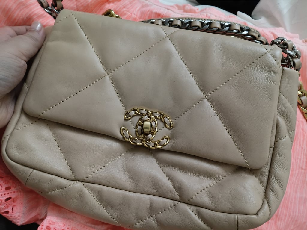 Other — Other Quilted Beige Chain Shoulder Bag (Size One Size, Good)