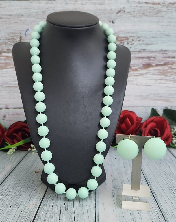 Hajmaal — vintage smooth pastel green bead necklace (Size One Size, Good)