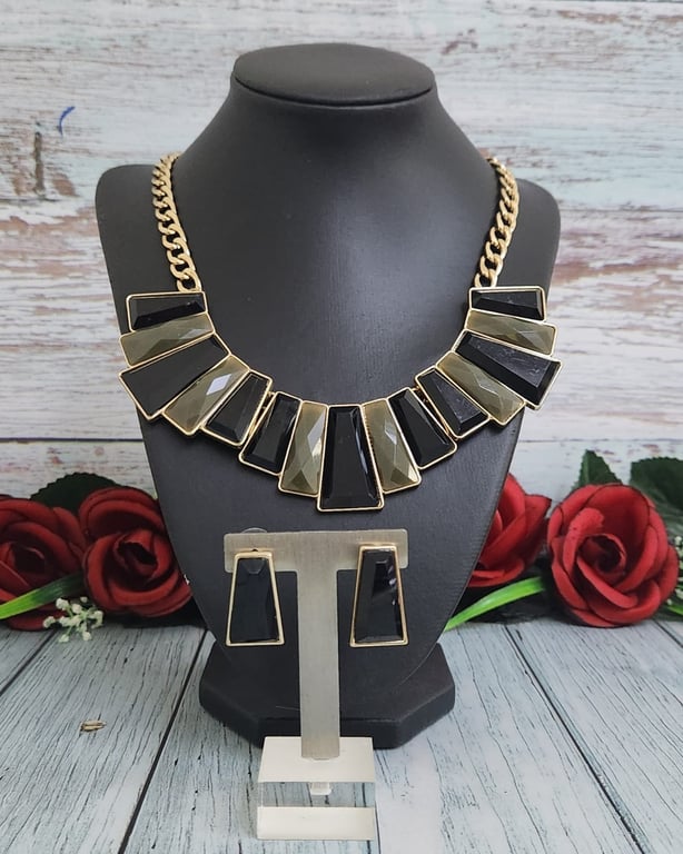 Hajmaal — vintage black and sage  fashion necklace (Size One Size, New without tags)