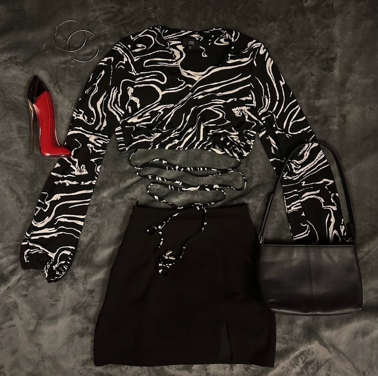 River Island — River Island tie-wrap crop top (Size XS, Like new)