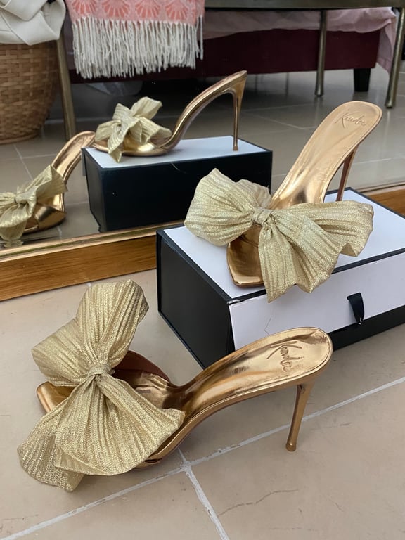 Kandee — Kandee Gold Bow Heels (Size 41, Like new)