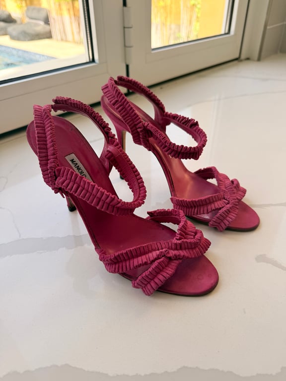Manolo Blahnik — Manolo Blahnik pink heels (Size 38.5, Fair)