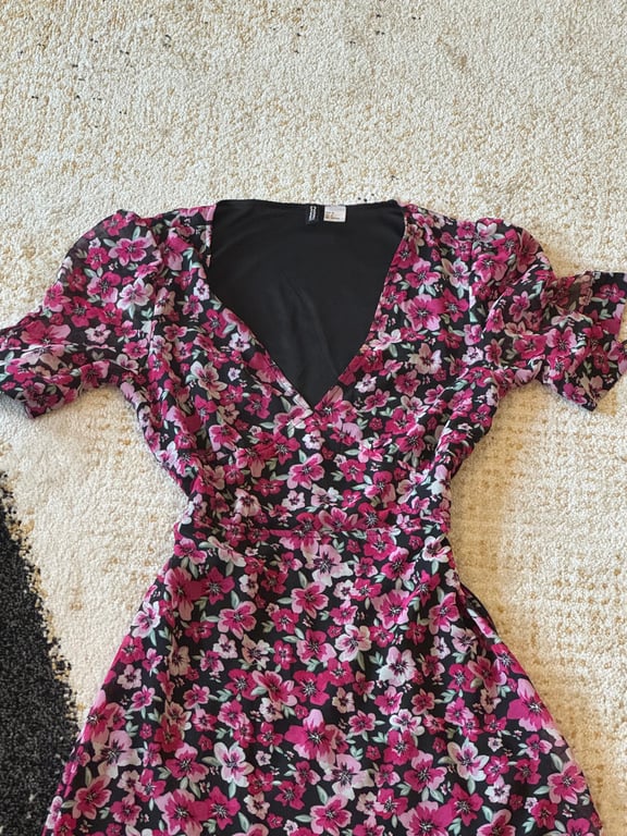 H&M — H&M Floral V-Neck Midi Dress, Size S (Size S, Like new)
