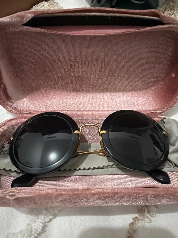 Miu Miu — Miu Miu sunglasses (Good)