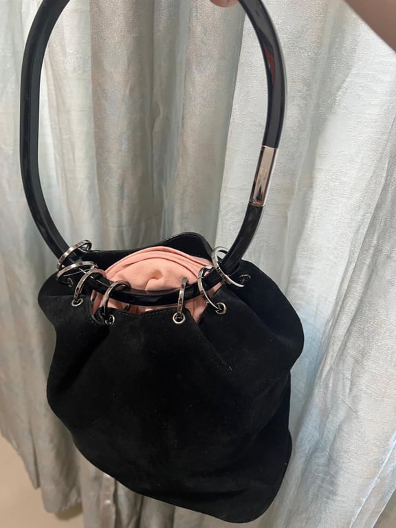 Gucci — Gucci Black Suede & Patent Leather Ring Handle Bag (المقاس One Size, شبه جديد)