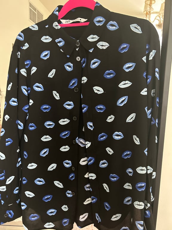 Zara — Zara Black & Blue Lips Print Blouse - Size M, Worn Once (Size M, Like new)