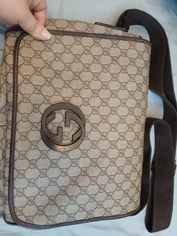 Gucci — Gucci Monogram Messenger Bag (المقاس One Size, مستعمل بكثرة)