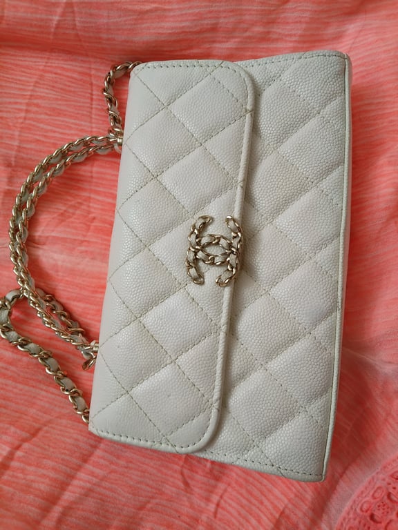 Other — Other White Quilted Handbag with Chain Strap (Size One Size, Good)