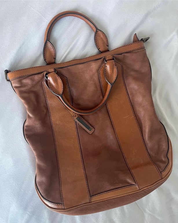 Burberry — Authentic Burberry Leather Tote Bag with Strap (Size One Size, Good)