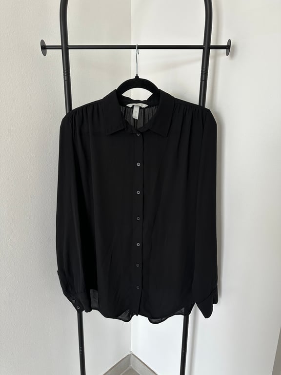 H&M — H&M Women’s Black Blouse (Size M, Good)