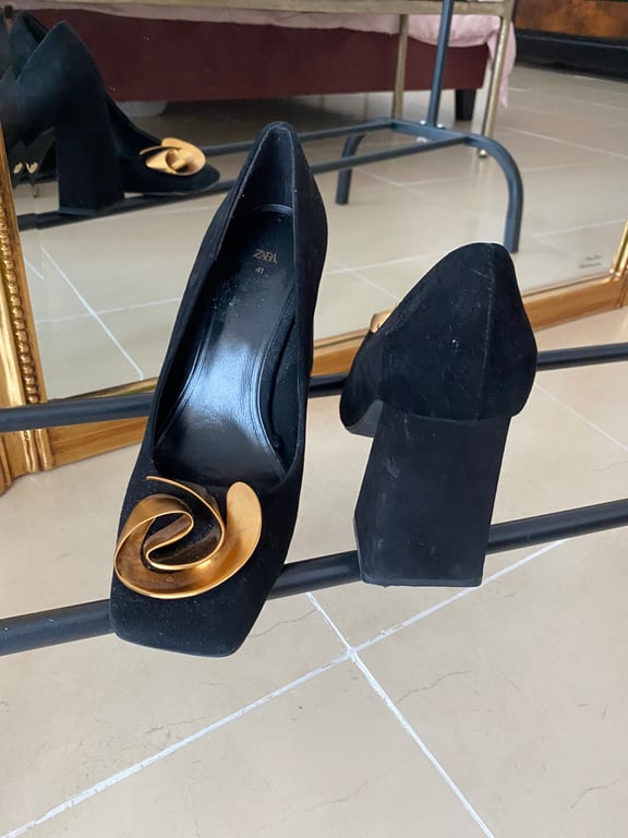 Zara — Zara Black Block Heels with Gold Embellishment (Size 41, Good)