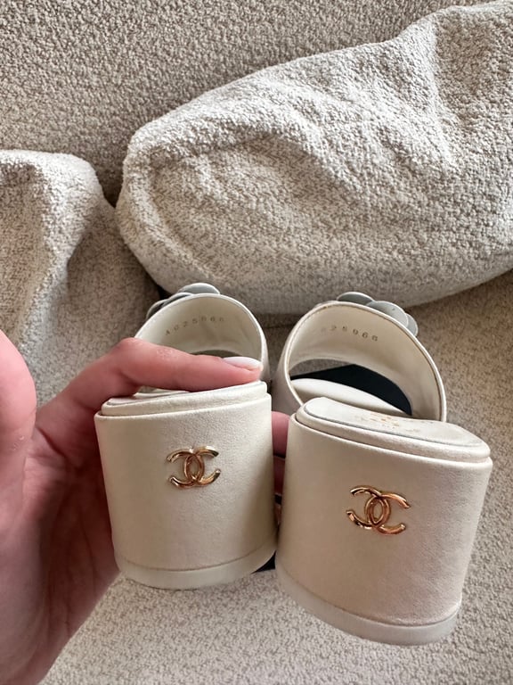 Chanel — Chanel white Slingback leather Heels with Gold-Tone CC Logo (Size EU 38, New with tags)