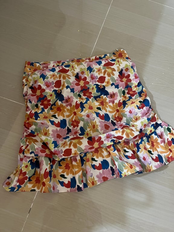 Stradivarius — Stradivarius Floral Ruffle Mini Skirt S (Size S, Like new)