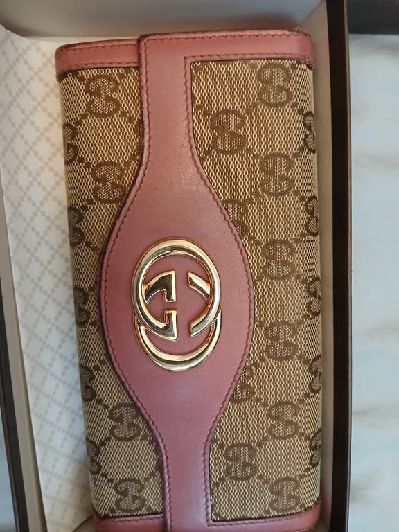 Gucci — Gucci Interlocking G Pink & Beige Monogram Wallet (المقاس One Size, جيد)
