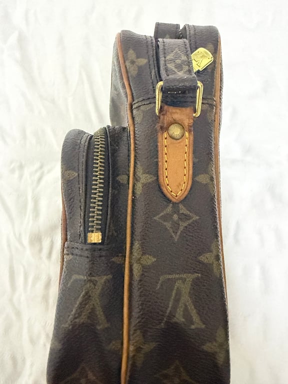 Louis Vuitton — Louis Vuitton Monogram Canvas Pochette (Fair)