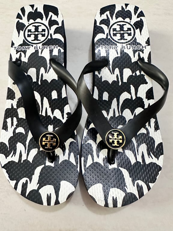 Tory Burch — Tory Burch Black & White Printed Flip Flops - Size EU 36 (Size EU 36, Good)