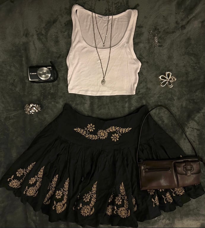 Other — Floral embroidered skirt (Size M, Good)