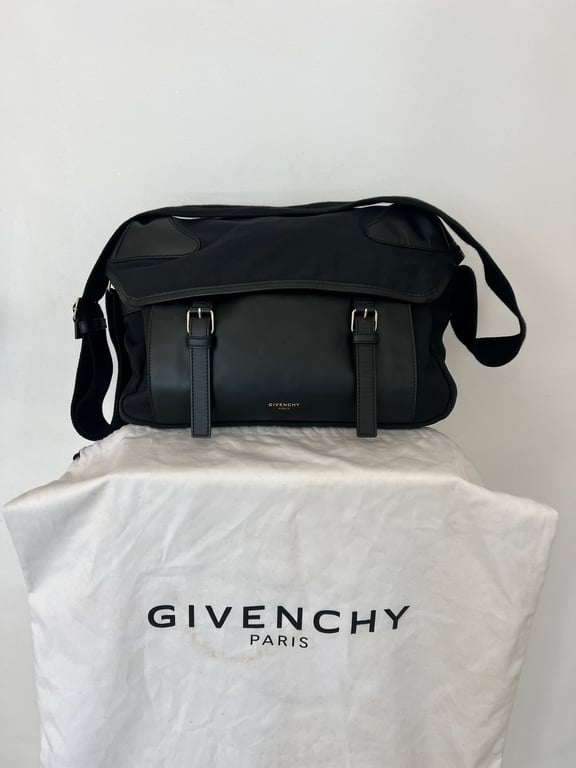 Givenchy — Givenchy Black Messenger Bag almost like new, flawless (Like new)