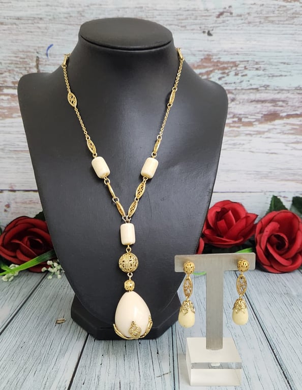 Hajmaal — vintage Avon CI goldtone necklace and earring set (Size One Size, Good)