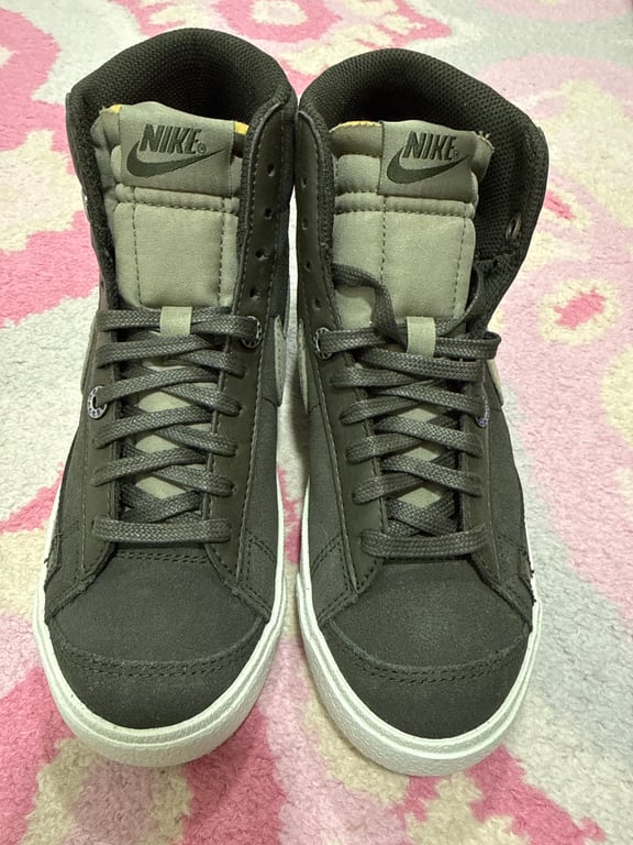 Nike — Nike High Top Sneakers (Size EU 35.5, Like new)