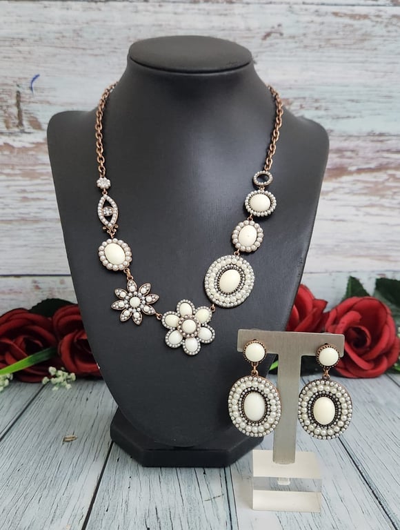 Hajmaal — vintage antiqued copper with similated white jasper (Size One Size, New without tags)