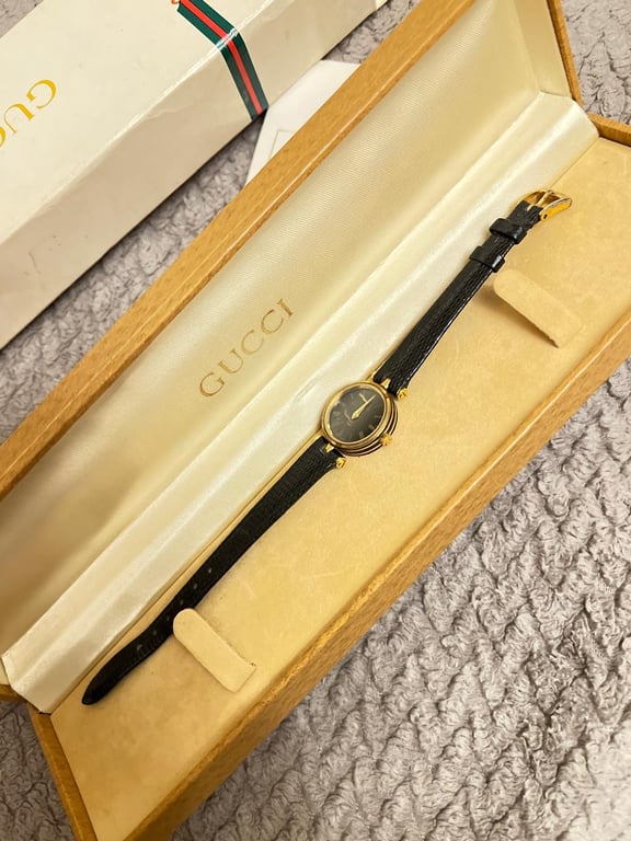 Gucci — Gucci Black Leather Gold Tone Watch (المقاس One Size, شبه جديد)