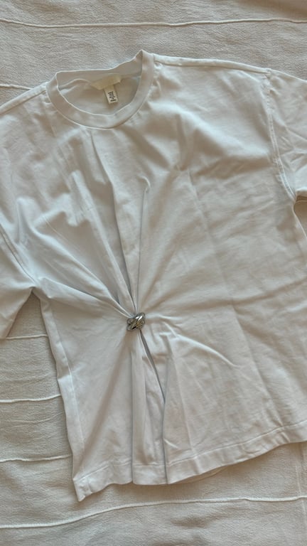H&M — H&M White Top w/Silver Accessory (Size XS, Good)