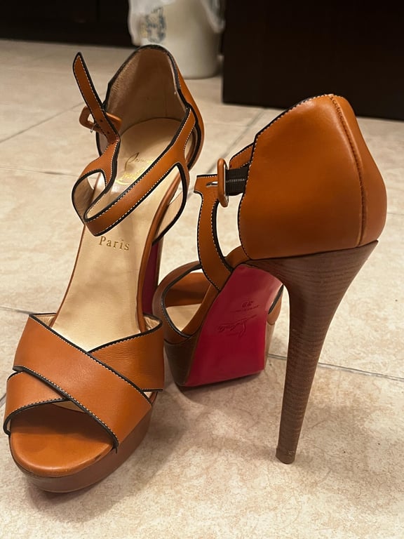 Christian Louboutin — Christian Louboutin (Size 39, Like new)