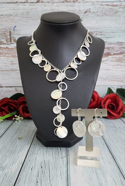 Hajmaal — vintage Avon shell disc silvertone necklace (المقاس One Size, شبه جديد)
