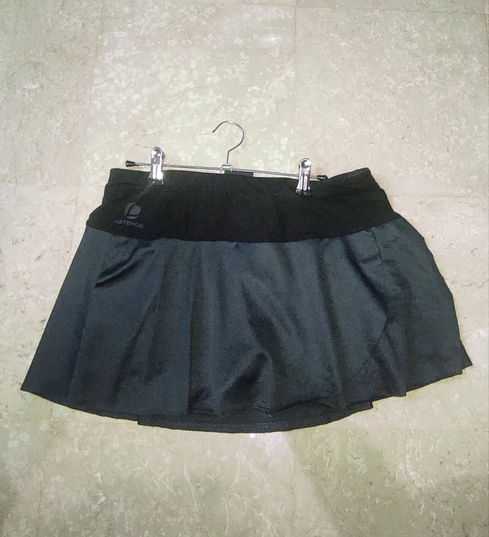 Artengo — Artengo Black Activewear Skirt with shorts (Size M, Like new)