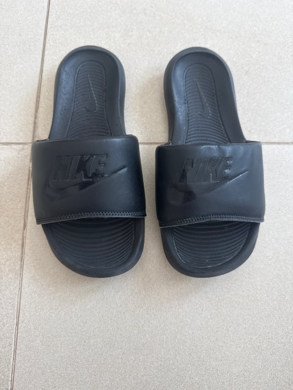 Nike — Nike Black Slides - EUR 40 (المقاس EUR 40, جيد)