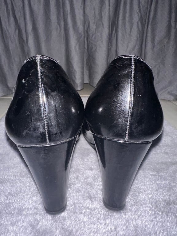 Stuart Weitzman — Stuart Weitzman Black Patent Pumps (Size EU 36, Fair)