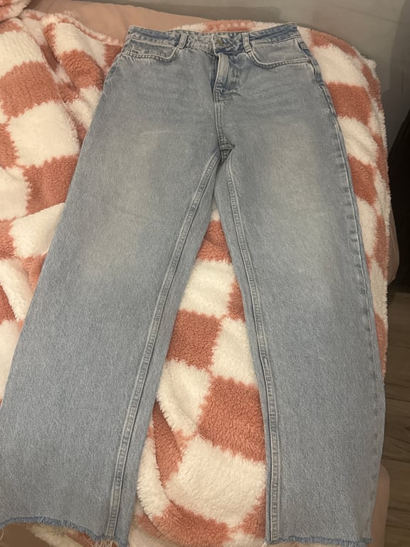 Zara — Zara High-Rise Straight Jeans (Size USA 4, Like new)