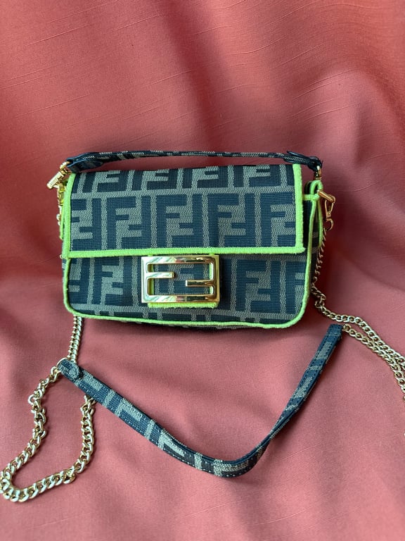 Fendi — Fendi handbag (Size small, Good)