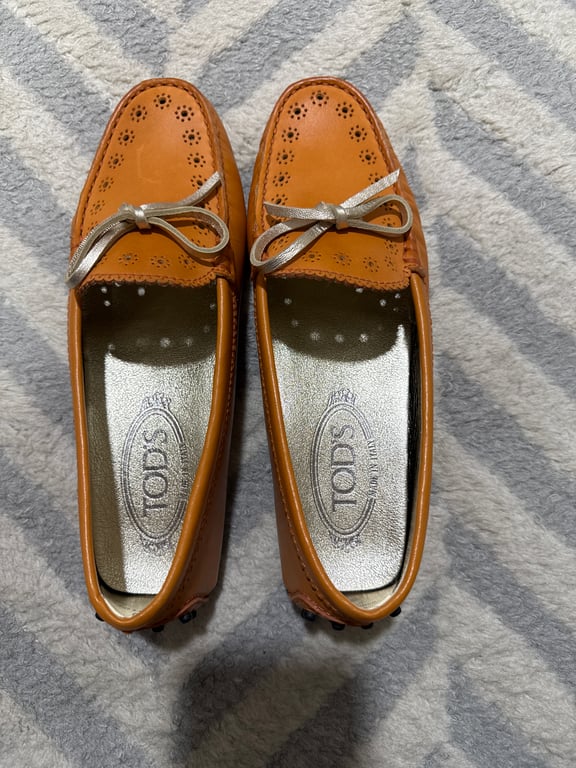 Tod's — Tod's  Gommino Loafers (Size EU 35, Like new)