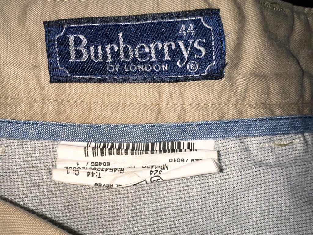 Burberry — Burberry Vintage 90’s Beige Casual Shorts (Size 34, Good)