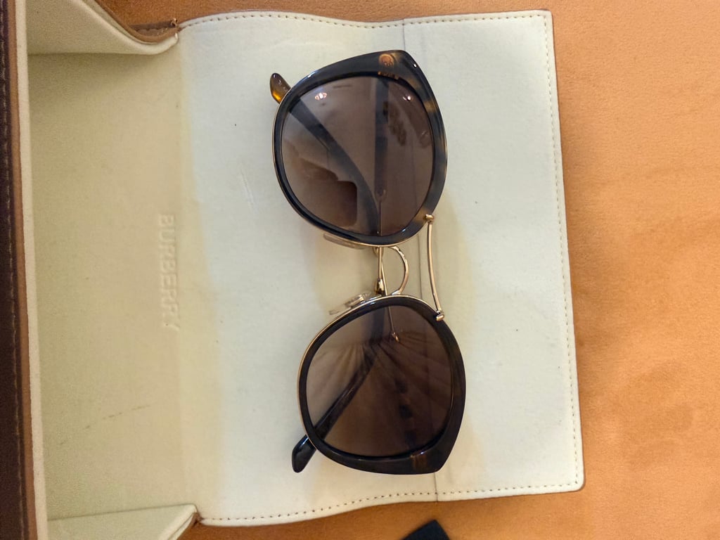 Burberry — Burberry Brown Gradient Cat Eye Sunglasses (Like new)