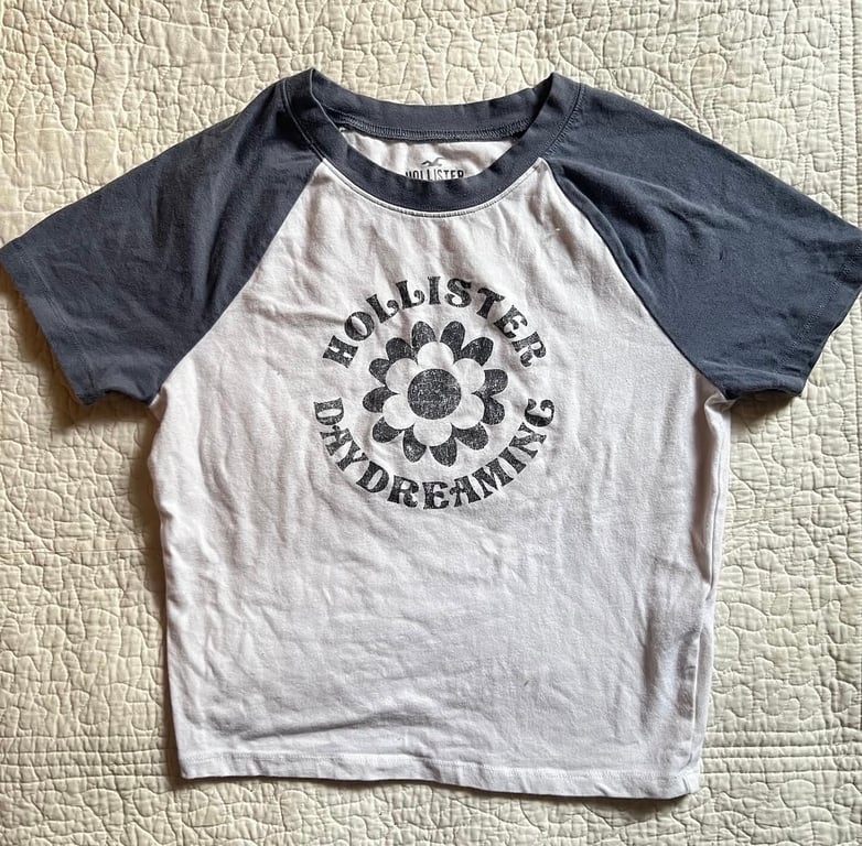 Hollister — Hollister baby tee (Size S, Like new)