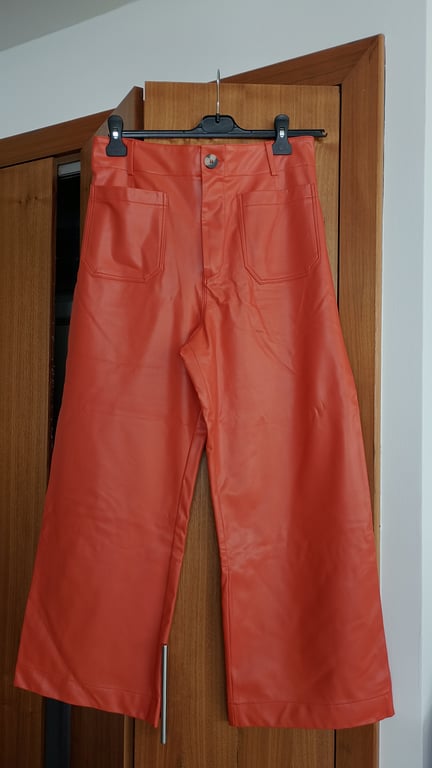 Anthropologie — Anthropologie - vegan leather wide leg cropped trousers (Size 30, Good)