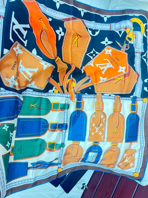 Louis Vuitton — Louis Vuitton Multicolored Luggage Tag Print Silk Scarf (المقاس One Size, جيد)
