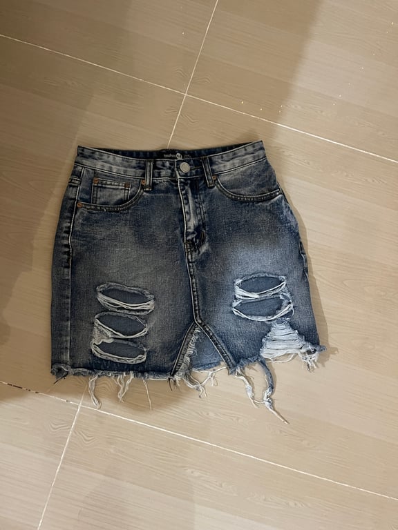 Boohoo — Boohoo Distressed Denim Mini Skirt (Size S, Like new)