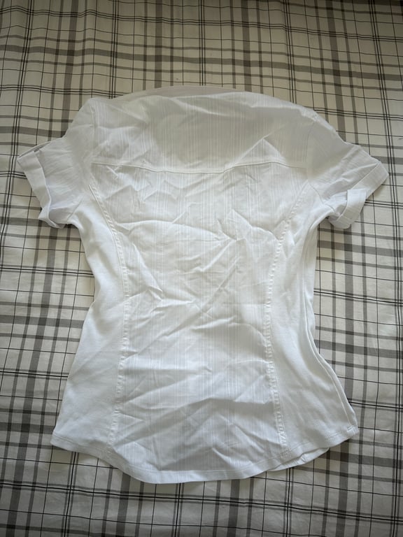 Guess — Guess Collared White Tee (Size S, Like new)