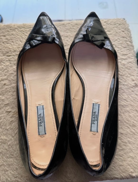 Prada — Prada Black Patent Leather Bow Flats (Size EU 39, Fair)