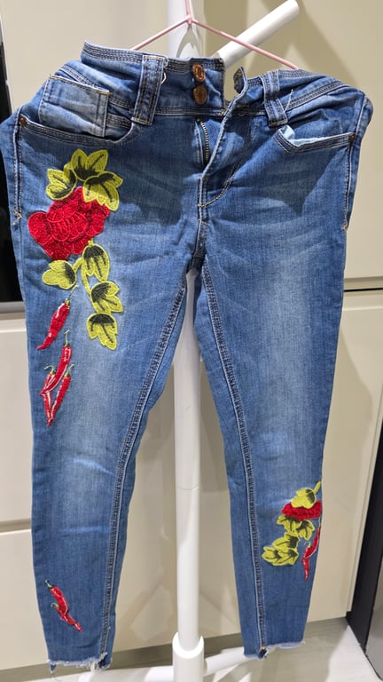Indigo Rein — Indigo Rein Skinny Embroidered Jeans - Size XS (Size XS, Good)